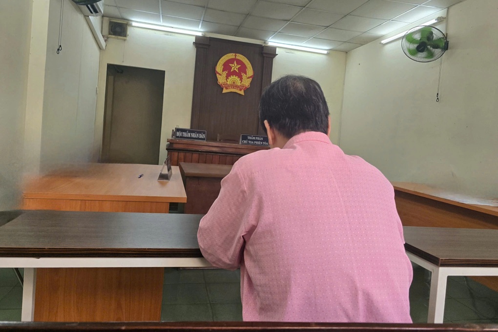 Bé gái ở TPHCM tới trụ sở công an cầu cứu vì bị mẹ bạo hành - 1 Bé gái ở TPHCM tới trụ sở công an cầu cứu vì bị mẹ bạo hành - 1