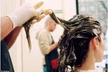 Thuốc tránh thai nội tiết và thuốc nhuộm tóc làm tăng nguy cơ ung thư vú?