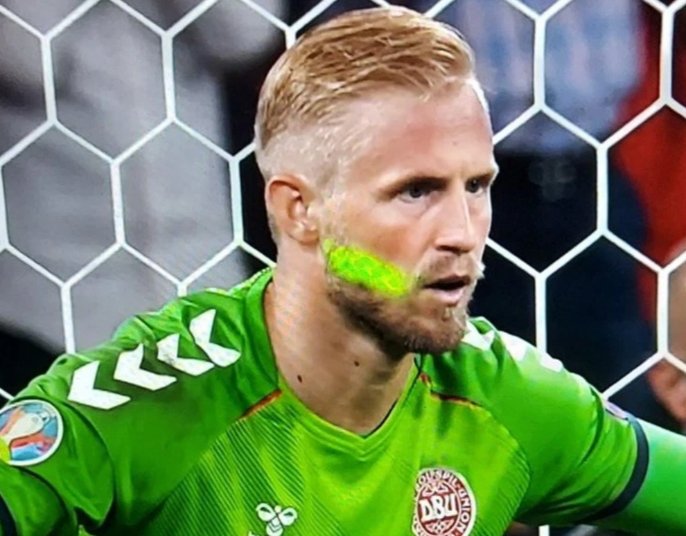 Thủ thành Schmeichel bị chiếu laser khi đối đầu Kane trên chấm phạt đền - 1 Thủ thành Schmeichel bị chiếu laser khi đối đầu Kane trên chấm phạt đền - 1