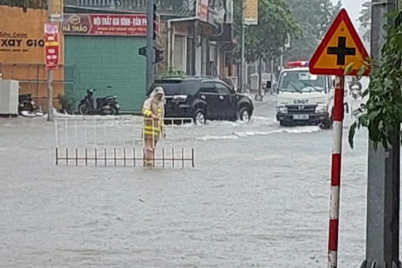 Hàng loạt ô tô chết máy trên đường phố ở Hà Tĩnh sau mưa lớn - 6