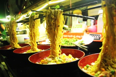 Bạn trẻ hào hứng thử món "mì bay ma thuật" ở Hà Nội