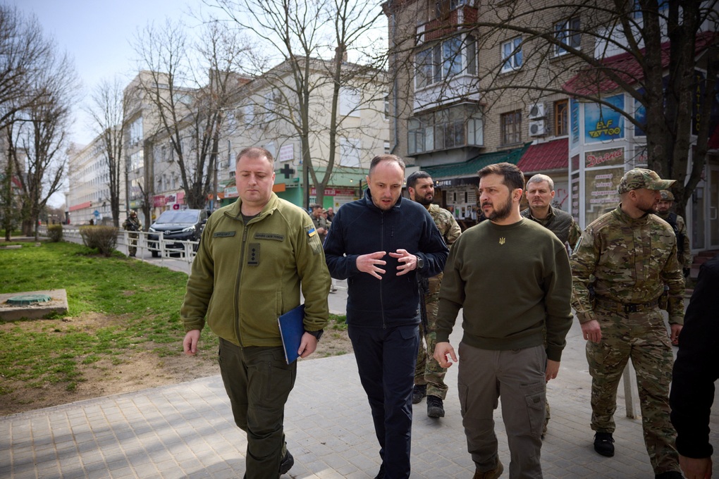 Tổng thống Zelensky thăm Kherson, cam kết khôi phục toàn bộ - 1 Tổng thống Zelensky thăm Kherson, cam kết khôi phục toàn bộ - 1