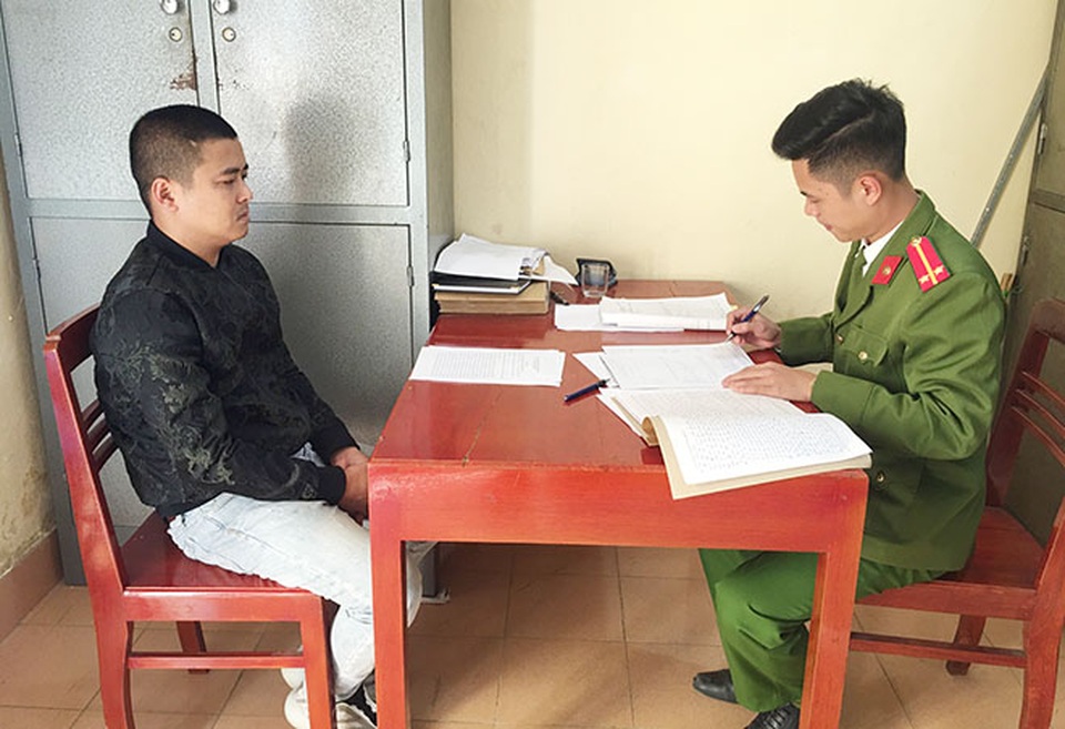 Bắt tạm giam tài xế ô tô tông người đi xe máy bay lên mái nhà - 1 Bắt tạm giam tài xế ô tô tông người đi xe máy bay lên mái nhà - 1