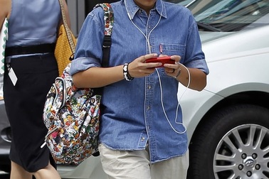 Vừa đi bộ vừa dùng điện thoại cũng bị phạt