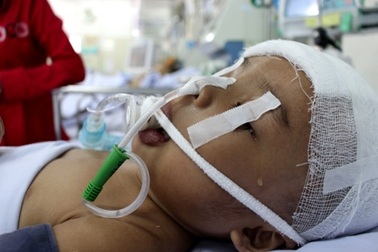 Bị gia đình chối bỏ, bé gái chết mòn trên giường bệnh