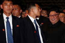 Hàng rào vệ sĩ vây quanh ông Kim Jong-un khi dạo phố Singapore