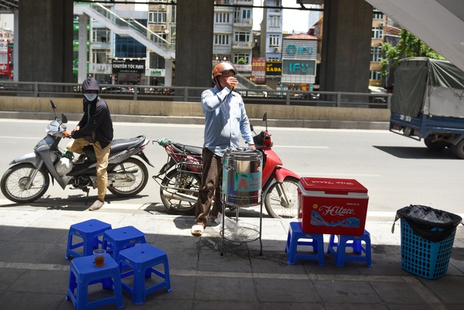 Hà Nội: Mát lòng trà chanh đá miễn phí giữa ngày nắng đỉnh điểm - 8 Hà Nội: Mát lòng trà chanh đá miễn phí giữa ngày nắng đỉnh điểm - 8