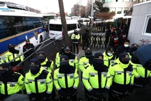 Cảnh sát, công tố viên Hàn Quốc tạm ngừng thực thi lệnh bắt Tổng thống