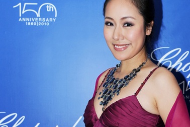 Hoa hậu Ngô Phương Lan lộng lẫy đi dự tiệc