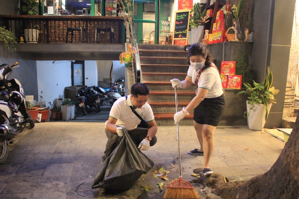 Tan hội Trung thu, khách tham quan phố Hàng Mã rủ nhau… gom rác - 8 Tan hội Trung thu, khách tham quan phố Hàng Mã rủ nhau… gom rác - 8