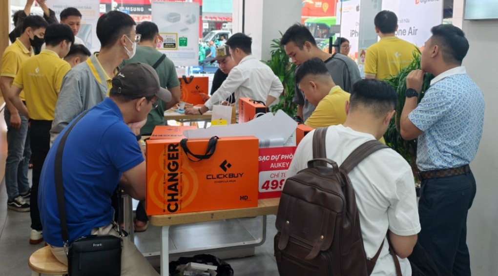 iPhone 17 Pro Max màu bạc được săn đón - 2 iPhone 17 Pro Max màu bạc được săn đón - 2