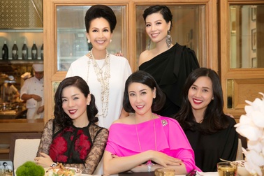 Lệ Quyên xinh đẹp dự tiệc