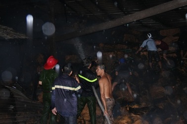 Sét đánh cháy kho chứa chỉ xơ dừa