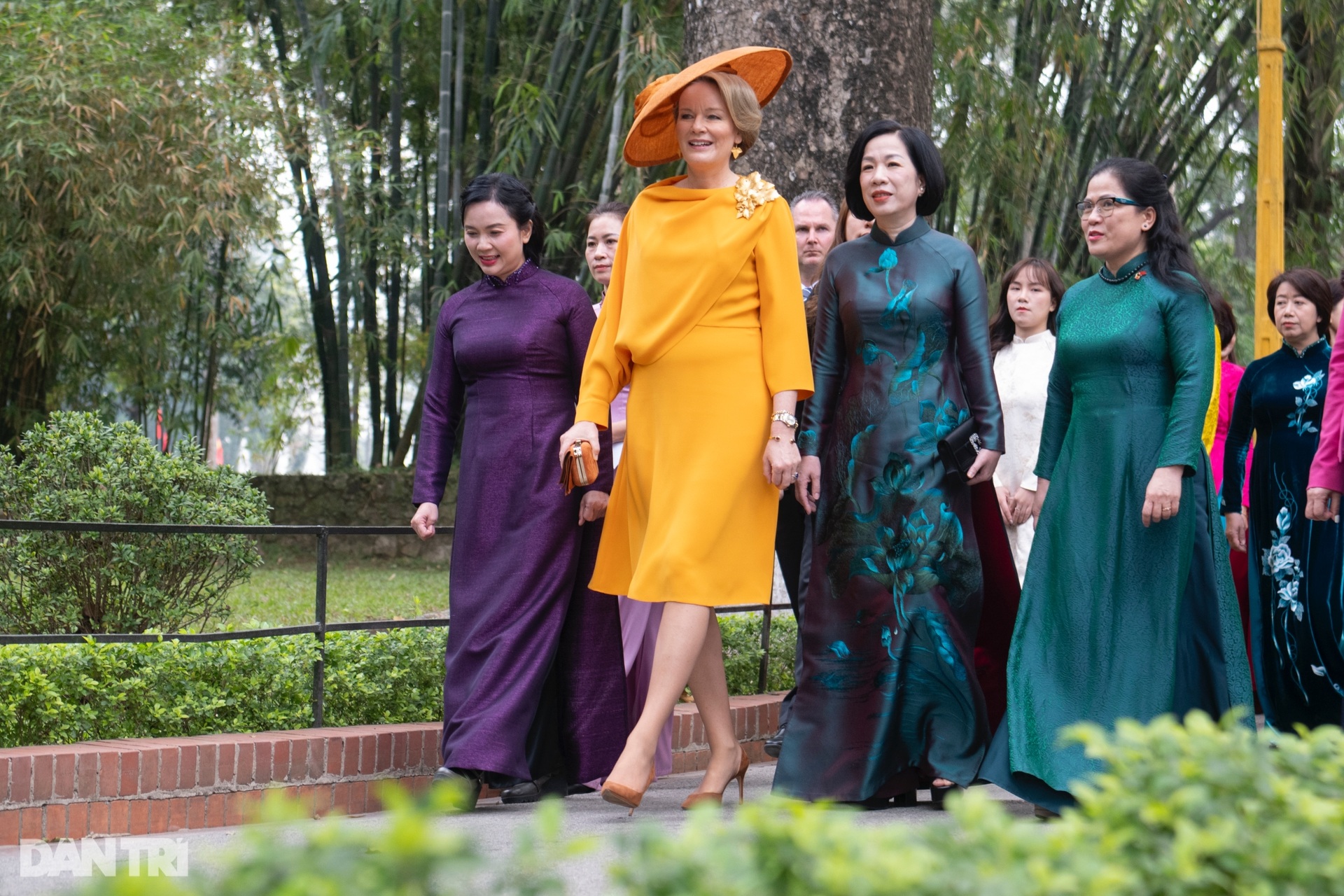 Phu nhân Minh Nguyệt cùng Hoàng hậu Bỉ thăm Nhà sàn Bác Hồ, cho cá ăn - 12 Phu nhân Minh Nguyệt cùng Hoàng hậu Bỉ thăm Nhà sàn Bác Hồ, cho cá ăn - 12