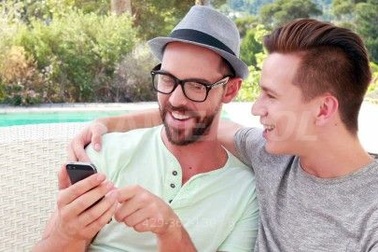 “Trai thẳng” kiện Apple vì bị chuyển thành... đồng tính do sử dụng iPhone