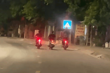 Nhóm thanh niên "làm xiếc" khi điều khiển mô tô trên quốc lộ
