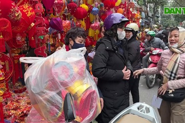 Chợ Tết Hàng Mã nhộn nhịp vì người dân đổ về mua sắm