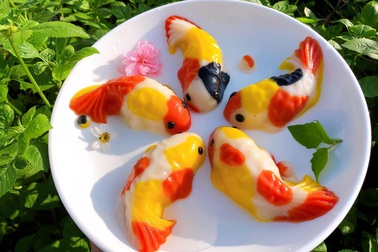 Khách xếp hàng dài, chờ mua bánh trôi hình cá chép