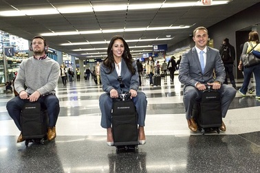 Độc đáo vali "chở khách" chạy vèo vèo trong sân bay