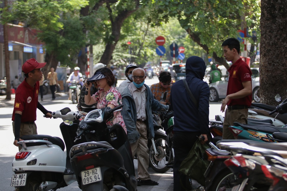 Hà Nội: Đổ xô đi bán vàng kiếm lời sau khi vàng tăng cao kỷ lục - 13 Hà Nội: Đổ xô đi bán vàng kiếm lời sau khi vàng tăng cao kỷ lục - 13