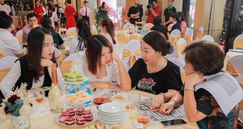 Him Lam Vạn Phúc tiếp tục gây sốt tại lễ mở bán phân khu Barres - 3 Him Lam Vạn Phúc tiếp tục gây sốt tại lễ mở bán phân khu Barres - 3