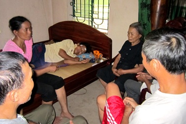 Hai chú cháu dũng cảm cứu người trong lũ