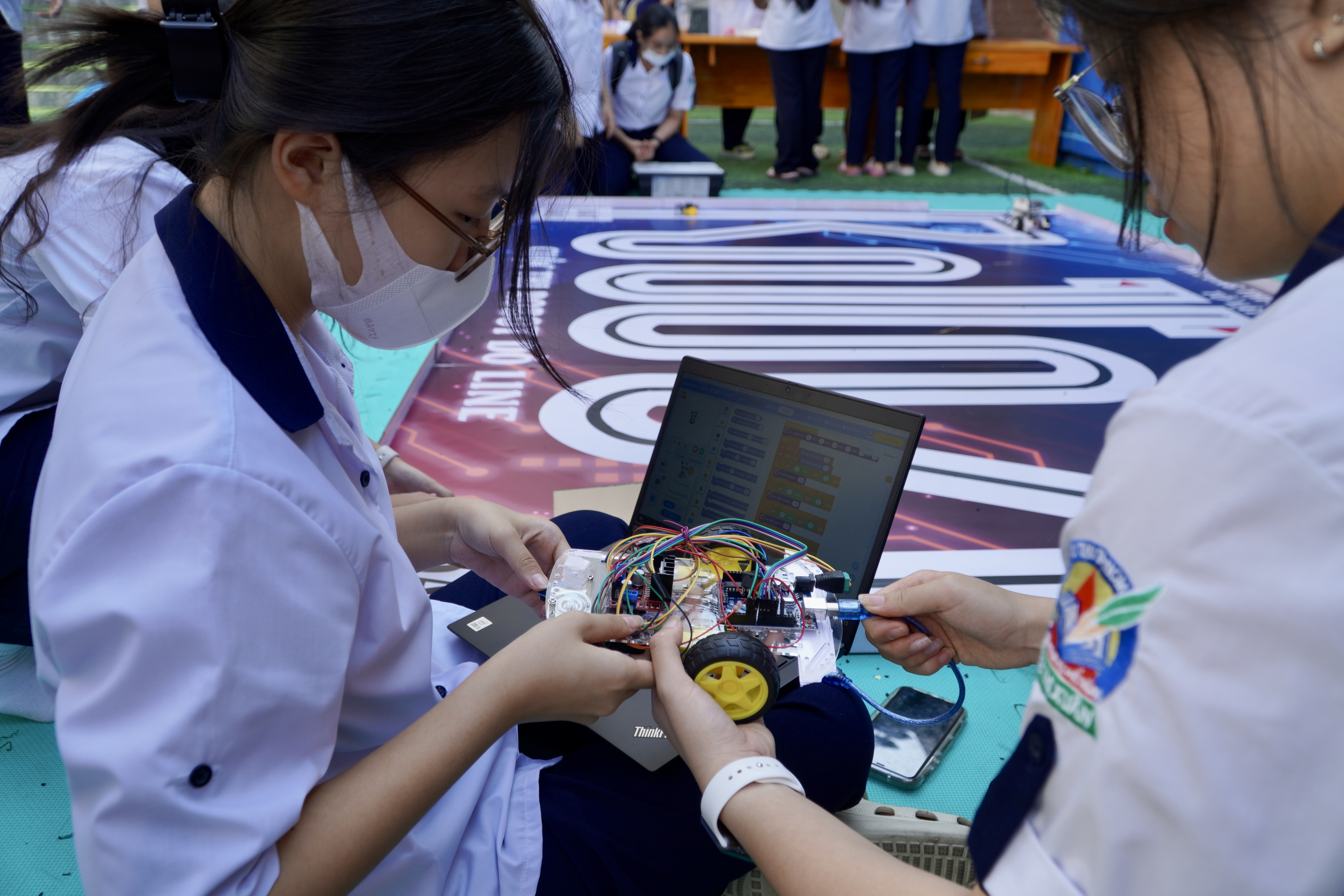 Nhiều học sinh nữ tham gia thiết kế robot, lập trình (Ảnh: Huyên Nguyễn).