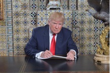 Ông Trump khoe ảnh tự viết diễn văn nhậm chức