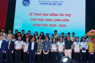 Đại học Vinh: Trao học bổng cho học sinh, sinh viên nghèo