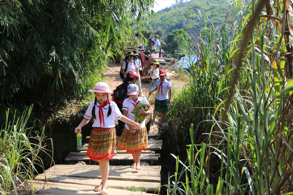 Hàng chục phòng học, cây cầu Dân trí được xây dựng trong 15 năm qua - 1 Hàng chục phòng học, cây cầu Dân trí được xây dựng trong 15 năm qua - 1