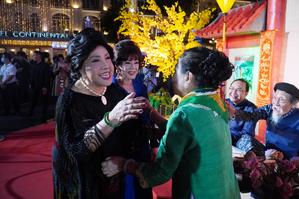 Minh Hằng mặc xuyên thấu, NSND Thu Hà khoe vai trần trên thảm đỏ Mai Vàng - 8