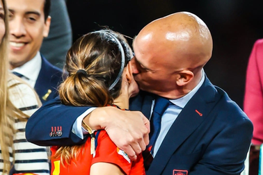 Chủ tịch LĐBĐ Tây Ban Nha sắp nhận cái kết đắng vì nụ hôn gây phẫn nộ