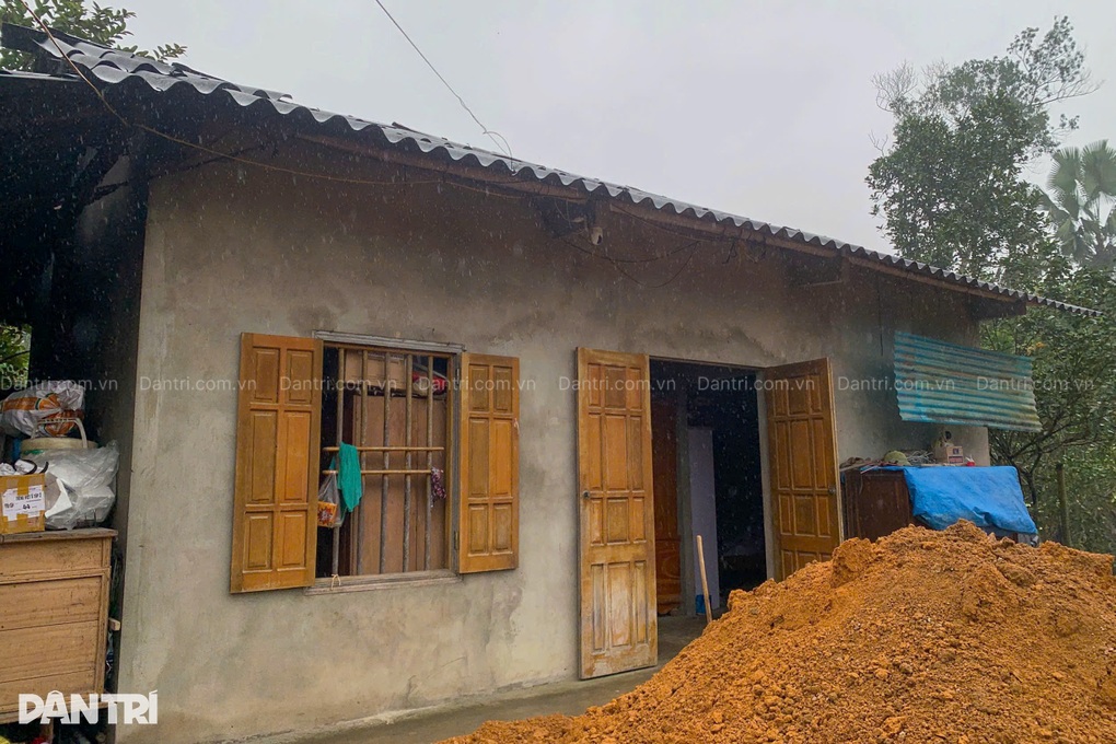 Ông lão 80 tuổi gồng gánh 2 cháu nội trong căn nhà cũ kỹ - 3 Ông lão 80 tuổi gồng gánh 2 cháu nội trong căn nhà cũ kỹ - 3