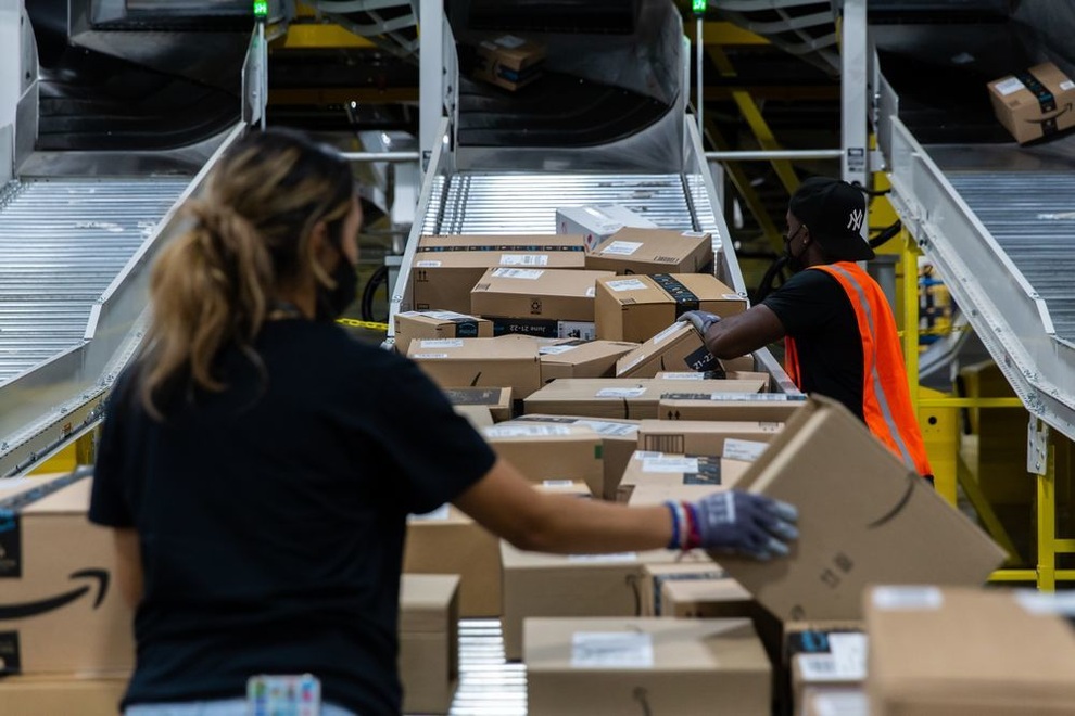 Amazon treo thưởng nửa triệu đô, xế hộp cho nhân viên tiêm vắc xin Covid-19 - 1 Amazon treo thưởng nửa triệu đô, xế hộp cho nhân viên tiêm vắc xin Covid-19 - 1