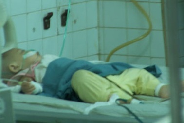 Cha đẻ ném con 10 tháng tuổi xuống đất