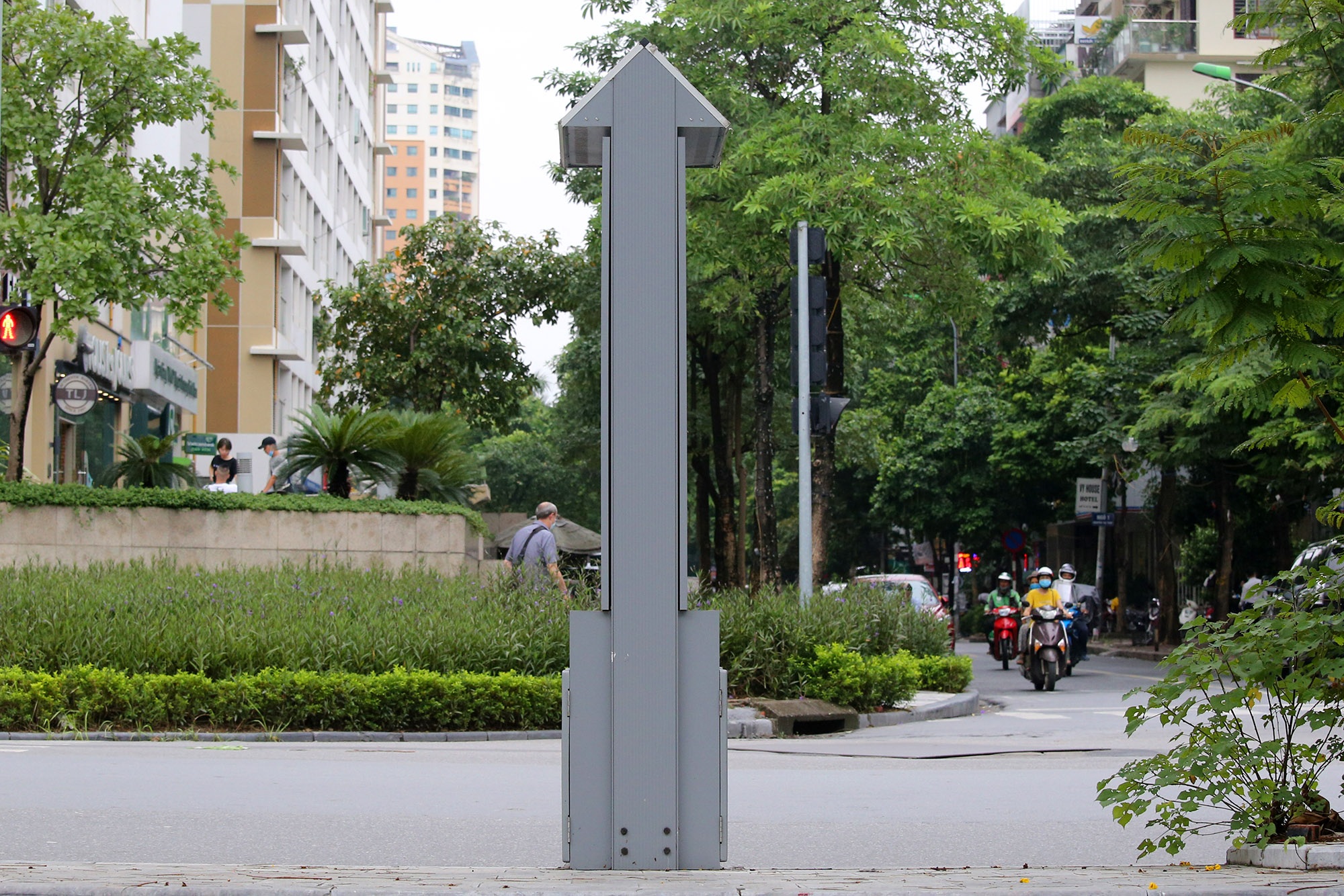 Hàng nghìn thùng rác phát sáng về đêm được lắp đặt tại Hà Nội - 7 Hàng nghìn thùng rác phát sáng về đêm được lắp đặt tại Hà Nội - 7