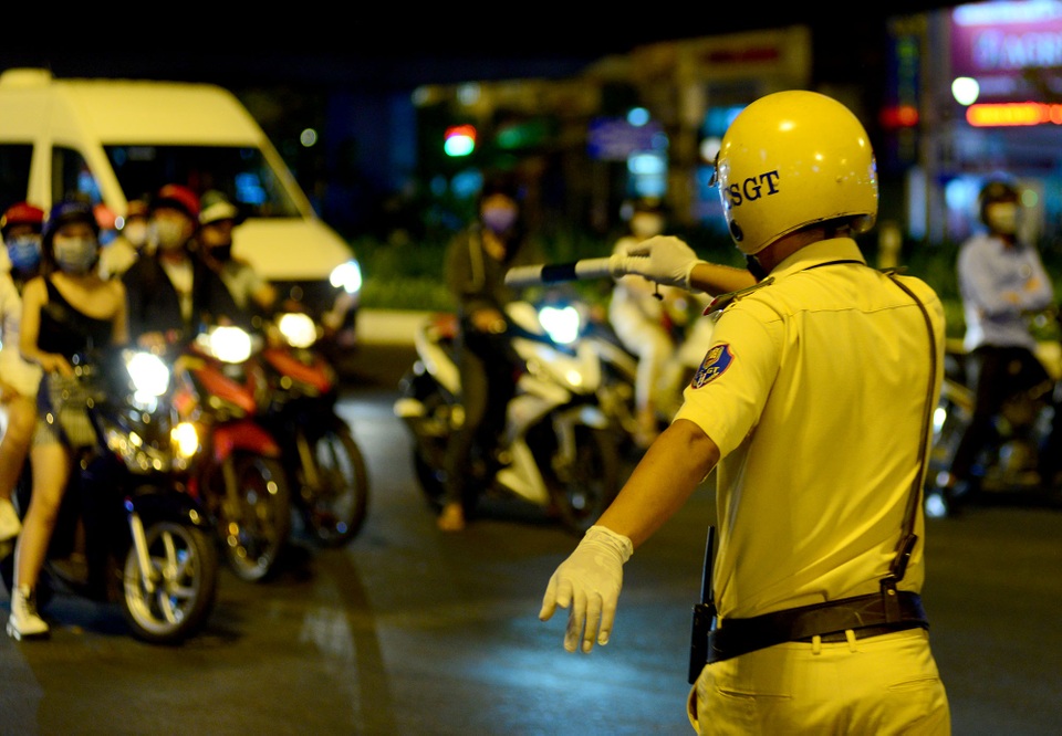 CSGT đo nồng độ cồn ra sao trong mùa dịch Covid-19? - 1