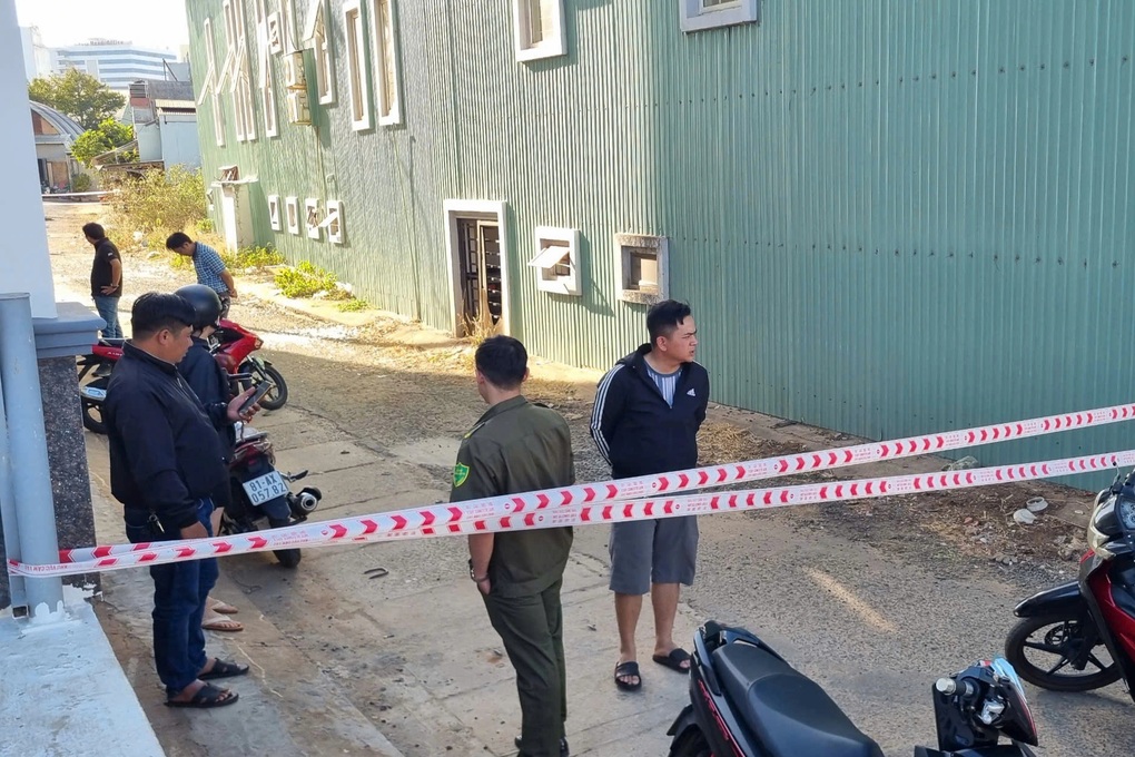 Nổ lớn khiến kính của một chi nhánh ngân hàng và nhiều nhà dân bị vỡ - 1 Nổ lớn khiến kính của một chi nhánh ngân hàng và nhiều nhà dân bị vỡ - 1