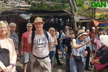 Khách Châu Âu tham quan Hội An ngày 22/2