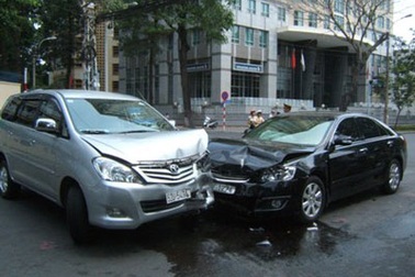 Hai “xế hộp” mới tinh đấu đầu trên phố