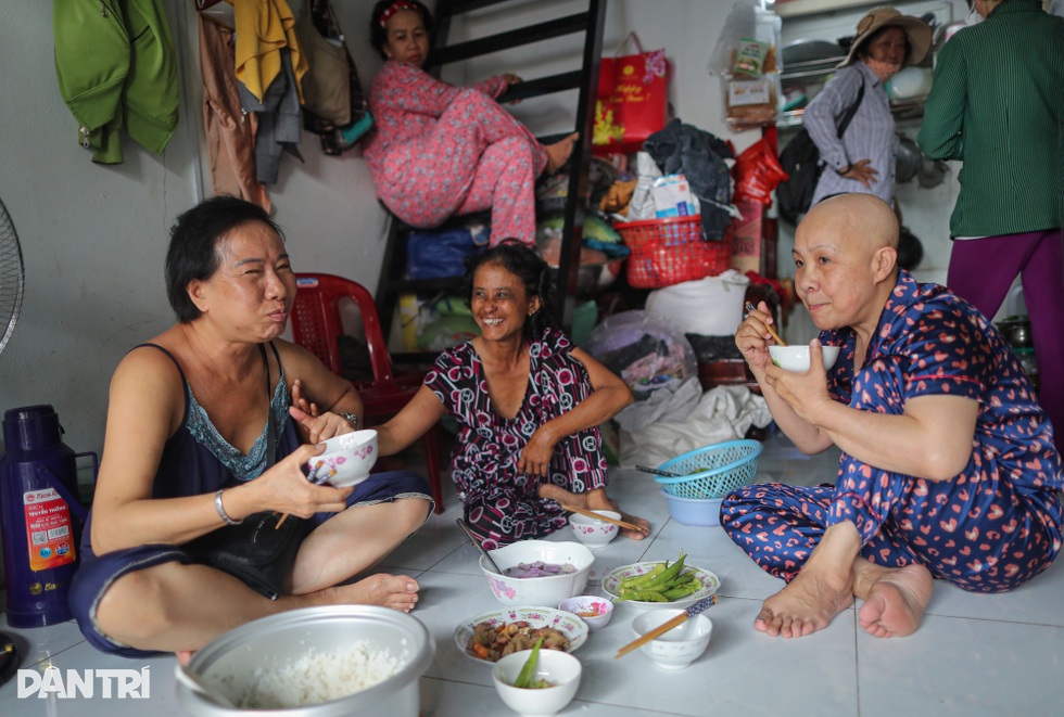 20 người phụ nữ không vú, không buồn và không bao giờ sợ chết - 3 20 người phụ nữ không vú, không buồn và không bao giờ sợ chết - 3