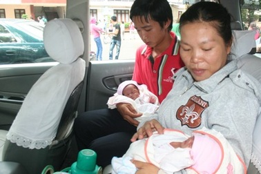 Thêm một bé trong ca sinh 4 phải mổ mắt khẩn cấp