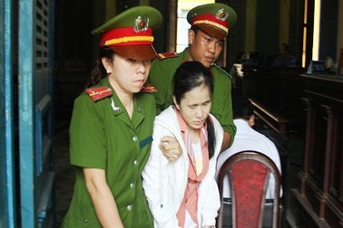 Thủ quỹ trường học lấy tiền đầu tư vào vé số