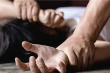 Kẻ hiếp dâm ở nhà vệ sinh công cộng lĩnh 12 năm tù và bị đánh 16 roi