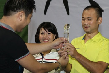 Diễn viên Minh Tiệp trao cúp vô địch cho Long Vũ