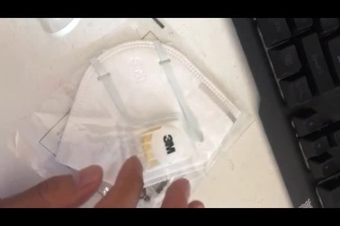 Gần nửa triệu một hộp khẩu trang giấy, dân Hà Nội “cắn răng” mua về chống bụi mịn