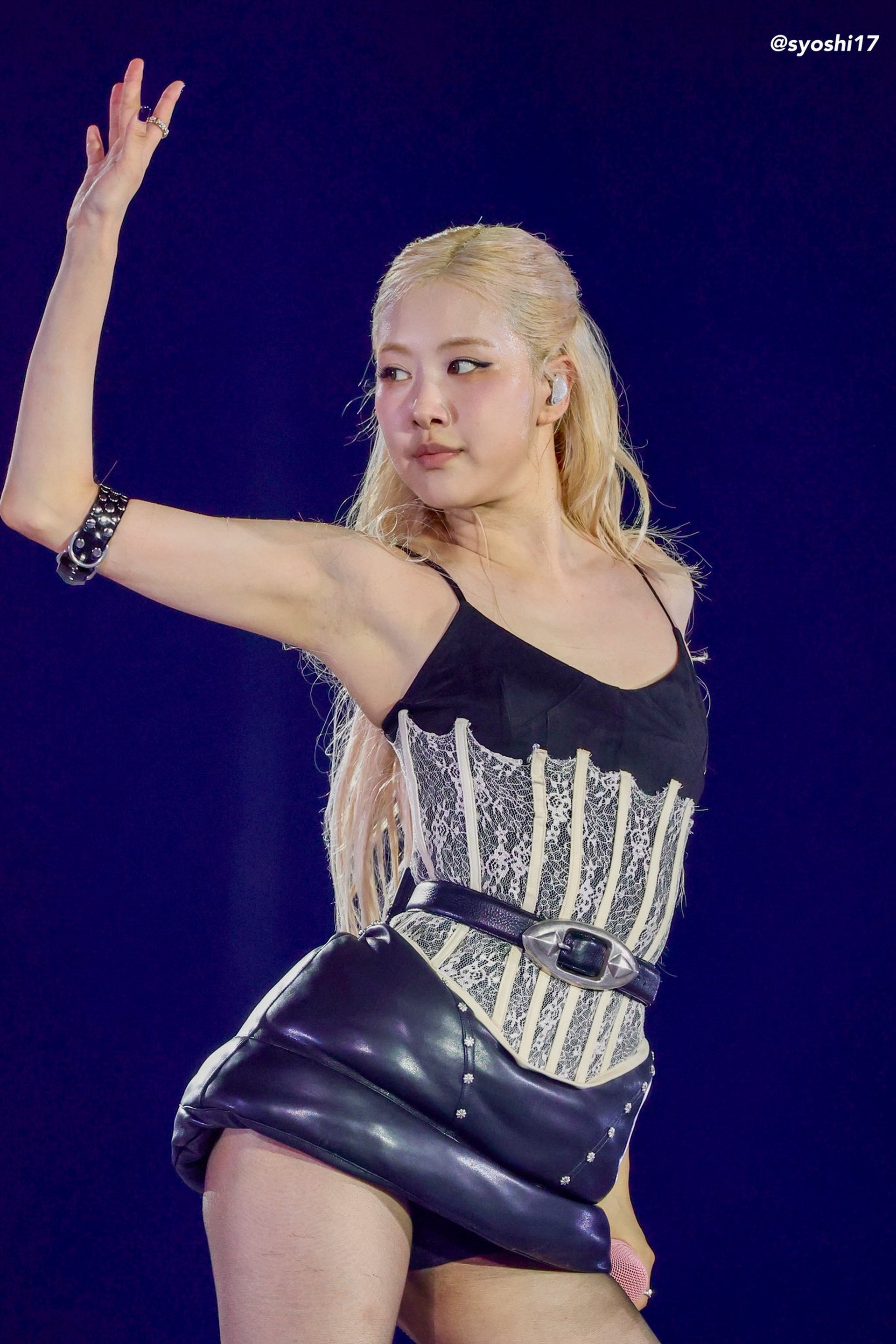 Blackpink gây sốt khi trở lại với váy áo gợi cảm, trang sức tiền tỷ - 4 Blackpink gây sốt khi trở lại với váy áo gợi cảm, trang sức tiền tỷ - 4