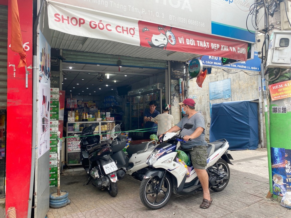 TPHCM ngày đầu giãn cách xã hội: Thực phẩm đầy ắp, người mua thưa thớt - 2 TPHCM ngày đầu giãn cách xã hội: Thực phẩm đầy ắp, người mua thưa thớt - 2