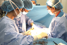 Bà mẹ đột ngột mất 2 lít máu nguy kịch, phải mổ bắt con non tháng khẩn cấp