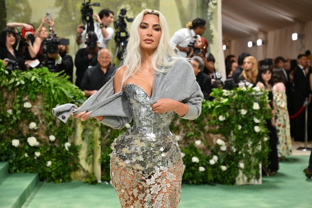 Kim Kardashian's surreal waist causes fierce controversy - 2